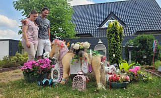 Fast jeden Tag kommen Lara und Eugen Janke an das Grab ihrer Tochter auf dem Friedhof in Hunnebrock. Dort trauern sie um ihre Tochter Emily, die an Neujahr im Klinikum Herford gestorben ist. - Florian Weyand Fast jeden Tag kommen Lara und Eugen Janke an das Grab ihrer Tochter auf dem Friedhof in Hunnebrock. Dort trauern sie um ihre Tochter Emily, die an Neujahr im Klinikum Herford gestorben ist. - Florian Weyand