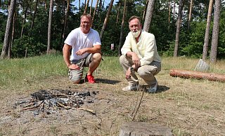 Die Anwohner Uwe Hofmeister (l.) und Stefan Grzesko fordern mehr Kontrollen, da trotz des Verbots regelmäßig Lagerfeuer in Waldnähe angezündet werden. - Mareike Gröneweg Die Anwohner Uwe Hofmeister (l.) und Stefan Grzesko fordern mehr Kontrollen, da trotz des Verbots regelmäßig Lagerfeuer in Waldnähe angezündet werden. - Mareike Gröneweg