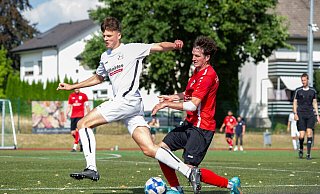 Fünf Tore im Derby: Die Holser mit Timo Wiegmann (l.) unterlagen unglücklich mit 2:3. - Joel Beinke Fünf Tore im Derby: Die Holser mit Timo Wiegmann (l.) unterlagen unglücklich mit 2:3. - Joel Beinke