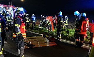 Der Fahrer des Autos wurde von Feuerwehr und Rettungsdienst befreit. - Feuerwehr Stemwede/Torsten Fischer Der Fahrer des Autos wurde von Feuerwehr und Rettungsdienst befreit. - Feuerwehr Stemwede/Torsten Fischer