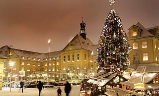 So ähnlich könnte es aussehen, wenn zum Weihnachtsmarkt der große Weihnachtsbaum der "Ravensberger Himmelspforte" tatsächlich vom Alten Markt auf den Rathausplatz umziehen würde. - Frank-Michael Kiel-Steinkamp So ähnlich könnte es aussehen, wenn zum Weihnachtsmarkt der große Weihnachtsbaum der "Ravensberger Himmelspforte" tatsächlich vom Alten Markt auf den Rathausplatz umziehen würde. - Frank-Michael Kiel-Steinkamp