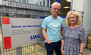 Dirk Stiepelmann und Marion Gauert waren mit ihrer Öffentlichkeitsaktion erfolgreich - und freuen sich nun auf das neue Schuljahr. - Nicole Sielermann Dirk Stiepelmann und Marion Gauert waren mit ihrer Öffentlichkeitsaktion erfolgreich - und freuen sich nun auf das neue Schuljahr. - Nicole Sielermann