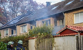 Qualm steigt auf aus dem Keller des Hauses. - Paul Brinkmann Qualm steigt auf aus dem Keller des Hauses. - Paul Brinkmann
