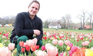 Benedikt Roeren-Wiemers inmitten der Tulpen, die derzeit auf dem Feld an der B64 kurz hinter Schloß Neuhaus blühen. - Holger Kosbab Benedikt Roeren-Wiemers inmitten der Tulpen, die derzeit auf dem Feld an der B64 kurz hinter Schloß Neuhaus blühen. - Holger Kosbab