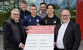 VfL-Funktionär Ulrich Weber (v. l.), der FSJler Julian Deibert, DSC-Torwart Artem Zaloha sowie Theesens Aydin Özsan und Spieler Berkay Cosar präsentieren mit dem Sparkassen-Vertreter Christoph Kaleschke das Pfingstturnier-Plakat. - Peter Unger VfL-Funktionär Ulrich Weber (v. l.), der FSJler Julian Deibert, DSC-Torwart Artem Zaloha sowie Theesens Aydin Özsan und Spieler Berkay Cosar präsentieren mit dem Sparkassen-Vertreter Christoph Kaleschke das Pfingstturnier-Plakat. - Peter Unger