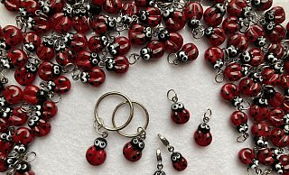 Sabine Stahr hat in ihrer Werkstatt 200 kleine Marienkäfer aus Murano-Glas gefertigt. Mit Unterstützung von Vereinsmitgliedern sind sie zu Ketten- und Schlüsselanhängern, Lesezeichen und Blumensteckern verarbeitet worden. - privat Sabine Stahr hat in ihrer Werkstatt 200 kleine Marienkäfer aus Murano-Glas gefertigt. Mit Unterstützung von Vereinsmitgliedern sind sie zu Ketten- und Schlüsselanhängern, Lesezeichen und Blumensteckern verarbeitet worden. - privat