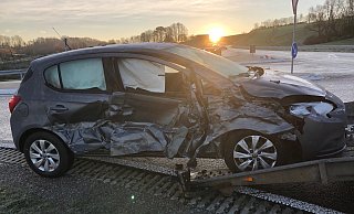 Der Opel der 20-Jährigen musste abgeschleppt werden. - Polizei Höxter Der Opel der 20-Jährigen musste abgeschleppt werden. - Polizei Höxter