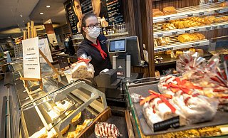Schon zu Pandemie-Hochzeiten hat die Bäckerei Olsson ihre Öffnungszeiten angepasst - aufgrund der Energiekrise erwägt der Bäckereibetrieb nun eine weitere Verlürzung. - Archivbild/Oliver Krato Schon zu Pandemie-Hochzeiten hat die Bäckerei Olsson ihre Öffnungszeiten angepasst - aufgrund der Energiekrise erwägt der Bäckereibetrieb nun eine weitere Verlürzung. - Archivbild/Oliver Krato
