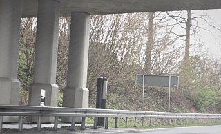 Kurz vor der Brücke hat der Kreis Paderborn ein neues Blitzgerät aufgestellt. - Uwe Müller Kurz vor der Brücke hat der Kreis Paderborn ein neues Blitzgerät aufgestellt. - Uwe Müller