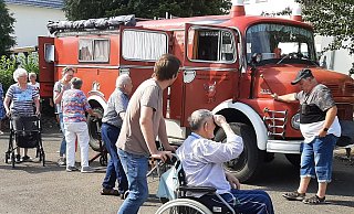 Markantes Gesicht: Ein Mercedes-Kurzhauber, Baujahr 1969, weckt das Interesse der Senioren im Lindenhof. Das ehemalige Feuerwehrfahrzeug hatten sich ein gelernter Kfz-Schlosser und eine Altenpflegerin als Wohnmobil ausgebaut. - Dieter Scholz Markantes Gesicht: Ein Mercedes-Kurzhauber, Baujahr 1969, weckt das Interesse der Senioren im Lindenhof. Das ehemalige Feuerwehrfahrzeug hatten sich ein gelernter Kfz-Schlosser und eine Altenpflegerin als Wohnmobil ausgebaut. - Dieter Scholz