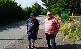 Die beiden Anwohner Dieter Rührup (l.) und Fritz Betten fordern eine Geschwindigkeitsbegrenzung für den oberen Borweg. Denn direkt vor dem Waldkindergarten sind 100 Stundenkilometer erlaubt. - Nicole Bliesener Die beiden Anwohner Dieter Rührup (l.) und Fritz Betten fordern eine Geschwindigkeitsbegrenzung für den oberen Borweg. Denn direkt vor dem Waldkindergarten sind 100 Stundenkilometer erlaubt. - Nicole Bliesener