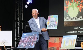 Gab alles: Moderator Frank Katzmarek, der hier ein Karl-Lagerfeld-Portrait anpreist. - Ekkehard Wind Gab alles: Moderator Frank Katzmarek, der hier ein Karl-Lagerfeld-Portrait anpreist. - Ekkehard Wind