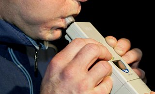 Manche Autofahrer mussten sich einem Alkoholtest unterziehen. - Uli Deck/picture-alliance/dpa/dpaweb Manche Autofahrer mussten sich einem Alkoholtest unterziehen. - Uli Deck/picture-alliance/dpa/dpaweb