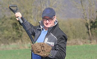 Landwirt Rainer Meyer sticht keinen Spargel, weil der Boden in Dehme dafür ungeeignet ist. - Ulf Hanke Landwirt Rainer Meyer sticht keinen Spargel, weil der Boden in Dehme dafür ungeeignet ist. - Ulf Hanke