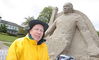 Der Holländer Jeroen van de Vlag arbeitet aktuell an der Sandskulptur von Frankreichs Superstar Kylian Mbappé. Der Fußballer könnte von dem Balkon des Wellness-Hotels im Hintergrund sogar auf das Werk schauen. Die französische Nationalmannschaft ist zur EM im Best Western Premier Park Hotel & Spa untergebracht. - Uwe Müller Der Holländer Jeroen van de Vlag arbeitet aktuell an der Sandskulptur von Frankreichs Superstar Kylian Mbappé. Der Fußballer könnte von dem Balkon des Wellness-Hotels im Hintergrund sogar auf das Werk schauen. Die französische Nationalmannschaft ist zur EM im Best Western Premier Park Hotel & Spa untergebracht. - Uwe Müller