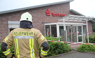 Ein Feuerwehrmann steht vor der Sparkassenfiliale, in der ein Geldautomat gesprengt worden ist. - Florian Weyand Ein Feuerwehrmann steht vor der Sparkassenfiliale, in der ein Geldautomat gesprengt worden ist. - Florian Weyand