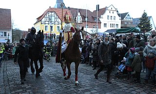 Hoch zu Ross erscheint Bischof Nikolaus beim nach ihm benannten adventlichen Markt in Büren. - Johannes Büttner Hoch zu Ross erscheint Bischof Nikolaus beim nach ihm benannten adventlichen Markt in Büren. - Johannes Büttner