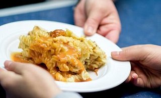 Die Stadt Paderborn darf die Kosten für die Essensausgabe nicht an die Eltern weitergeben. - Symbolbild Hauke-Christian Dittrich/dpa Die Stadt Paderborn darf die Kosten für die Essensausgabe nicht an die Eltern weitergeben. - Symbolbild Hauke-Christian Dittrich/dpa