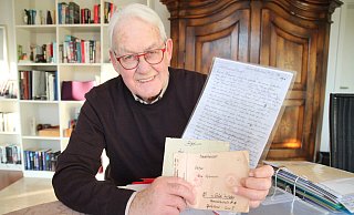 Peter Hehemann hält den Weihnachtsbrief in der Hand, den sein Vater 1946 aus der Kriegsgefangenschaft schrieb. - Nicole Bliesener Peter Hehemann hält den Weihnachtsbrief in der Hand, den sein Vater 1946 aus der Kriegsgefangenschaft schrieb. - Nicole Bliesener