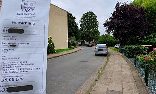 35 Euro werden fällig, wenn in dieser (laut Stadt) gefährlichen Kurve der Nobelstraße geparkt wird. Die Bestrafte parkte rechts; aus diesem Blickwinkel noch vor dem hier zu sehenden Auto. - Kurt Ehmke 35 Euro werden fällig, wenn in dieser (laut Stadt) gefährlichen Kurve der Nobelstraße geparkt wird. Die Bestrafte parkte rechts; aus diesem Blickwinkel noch vor dem hier zu sehenden Auto. - Kurt Ehmke