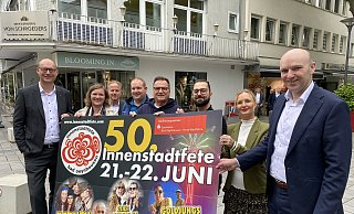 Vorfreude auf die 50. Innenstadtfete: Markus Krawietz (v. l., Sparkasse), Julia Hinkelmann (Stadtwerke), Marcus von Schroeders, Daniel Schlüter, Bernd Bolte, André Siekmeier (Druckerei), Kirten Weigelt (Volksbank) und Matthias Paschke (Sparkasse) am Schweinebrunnen. - Nicole Sielermann Vorfreude auf die 50. Innenstadtfete: Markus Krawietz (v. l., Sparkasse), Julia Hinkelmann (Stadtwerke), Marcus von Schroeders, Daniel Schlüter, Bernd Bolte, André Siekmeier (Druckerei), Kirten Weigelt (Volksbank) und Matthias Paschke (Sparkasse) am Schweinebrunnen. - Nicole Sielermann