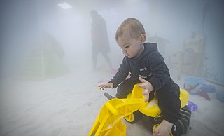 Diesig ist's am Baby-Strand: Das Inhalations-Spielzimmer wird mit einem speziellen Generator mit Sole vernebelt. Während Kinder wie Jannis (18 Monate) begeistert baggern, inhalieren sie, ohne es zu merken. - Sarah Jonek Diesig ist's am Baby-Strand: Das Inhalations-Spielzimmer wird mit einem speziellen Generator mit Sole vernebelt. Während Kinder wie Jannis (18 Monate) begeistert baggern, inhalieren sie, ohne es zu merken. - Sarah Jonek