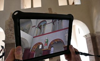 Die Stuckfiguren, die über dem Quadrum wachten, erleben auf dem Tablet des Bildschirms in ihrer rekonstruierten Farbigkeit eine Renaissance. - Kirchengemeinde Corvey Die Stuckfiguren, die über dem Quadrum wachten, erleben auf dem Tablet des Bildschirms in ihrer rekonstruierten Farbigkeit eine Renaissance. - Kirchengemeinde Corvey