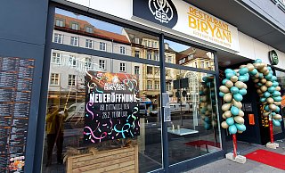 Bunte Ballons und ein roter Teppich: Das Biryani an der Herforder Straße eröffnete am Donnerstag. - Kurt Ehmke Bunte Ballons und ein roter Teppich: Das Biryani an der Herforder Straße eröffnete am Donnerstag. - Kurt Ehmke