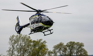 Zeitweise unterstützte ein Polizeihubschrauber die Suche nach den Verdächtigen im Kreis Gütersloh. - Stefan Puchner Zeitweise unterstützte ein Polizeihubschrauber die Suche nach den Verdächtigen im Kreis Gütersloh. - Stefan Puchner