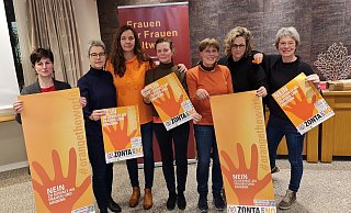 Auch unter dem Energiespar-Gebot bringen sie die Kampagnen-Farbe Orange engagiert und mit Ideen in die Öffentlichkeit: Cécile Droste zu Vischering (v. l.), Claudia Bonefeld, Silke Köhler, Annette Finkeldei, Ruth Koßmann, Barbara Fien und Heike Jandt. - Zonta-Club Höxter Auch unter dem Energiespar-Gebot bringen sie die Kampagnen-Farbe Orange engagiert und mit Ideen in die Öffentlichkeit: Cécile Droste zu Vischering (v. l.), Claudia Bonefeld, Silke Köhler, Annette Finkeldei, Ruth Koßmann, Barbara Fien und Heike Jandt. - Zonta-Club Höxter