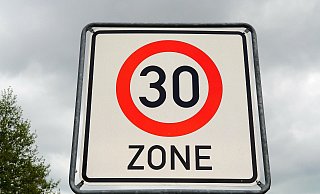 Mehr als doppelt so schnell in einer Tempo-30-Zone - das wird nun für eine Audi-Fahrerin sehr teuer. - Pixabay (Symbolbild) Mehr als doppelt so schnell in einer Tempo-30-Zone - das wird nun für eine Audi-Fahrerin sehr teuer. - Pixabay (Symbolbild)