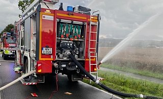 Die Einsatzkräfte pumpten am vergangenen Sonntag große Wassermassen aus einem Garten in Bad Holzhausen, teilweise 5.000 Liter pro Minute. - Freiwillige Feuerwehr Preußisch Oldendorf Die Einsatzkräfte pumpten am vergangenen Sonntag große Wassermassen aus einem Garten in Bad Holzhausen, teilweise 5.000 Liter pro Minute. - Freiwillige Feuerwehr Preußisch Oldendorf