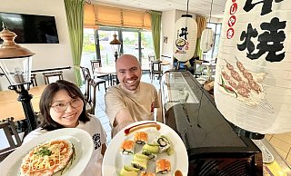 Van Thai und Dustin Albermann führen gemeinsam den japanischen Imbiss Washoku in Hövelhof. Thai stammt aus Vietnam und ist die Köchin des neu gestarteten Gastro-Duos. Sie zeigt als Eigenkreation einen Sushi-Kuchen, Albermann präsentiert frisch zubereitete Maki-Röllchen. - Jens Reddeker Van Thai und Dustin Albermann führen gemeinsam den japanischen Imbiss Washoku in Hövelhof. Thai stammt aus Vietnam und ist die Köchin des neu gestarteten Gastro-Duos. Sie zeigt als Eigenkreation einen Sushi-Kuchen, Albermann präsentiert frisch zubereitete Maki-Röllchen. - Jens Reddeker