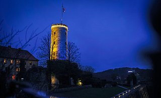 Jetzt wird die Sparrenburg wieder beleuchtet - ab Montag, wenn auch nicht gelb-blau, wie hier 2022 als Mahnung an den Ukraine-Krieg. - Sarah Jonek Fotografie Jetzt wird die Sparrenburg wieder beleuchtet - ab Montag, wenn auch nicht gelb-blau, wie hier 2022 als Mahnung an den Ukraine-Krieg. - Sarah Jonek Fotografie