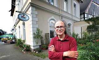 Tapan Dey (hier im Jahr 2014) führte zuletzt das indische Restaurant "Namasté" in Schildesche in Nähe der Stiftskirche. - Andreas Frücht Tapan Dey (hier im Jahr 2014) führte zuletzt das indische Restaurant "Namasté" in Schildesche in Nähe der Stiftskirche. - Andreas Frücht