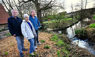 Erich Hoffmann (v.l.), Gerlinde Günther-Boemke und Hans Westfeld stehen am Bach, der verlegt werden soll. - Barbara Franke Erich Hoffmann (v.l.), Gerlinde Günther-Boemke und Hans Westfeld stehen am Bach, der verlegt werden soll. - Barbara Franke