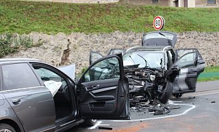 Die Autos wurden bei dem Zusammenstoß auf der Bundesstraße gerade im Frontbereich komplett zerstört. - Finn Luca Zell Die Autos wurden bei dem Zusammenstoß auf der Bundesstraße gerade im Frontbereich komplett zerstört. - Finn Luca Zell