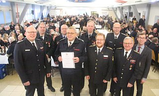 Brandoberinspektor Wilhelm König (vorn, 2. v. l.) ist seit 50 Jahren aktiv bei der Warburger Feuerwehr im Einsatz. - Burkhard Battran Brandoberinspektor Wilhelm König (vorn, 2. v. l.) ist seit 50 Jahren aktiv bei der Warburger Feuerwehr im Einsatz. - Burkhard Battran