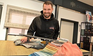 Daniel Brock (40) beherrscht die gesamte Palette der Raumausstattung von Gardinen über Bodenbeläge bis hin zu Markisen, von denen er Muster in den Ausstellungsräumen zeigen kann. - Karin Prignitz Daniel Brock (40) beherrscht die gesamte Palette der Raumausstattung von Gardinen über Bodenbeläge bis hin zu Markisen, von denen er Muster in den Ausstellungsräumen zeigen kann. - Karin Prignitz
