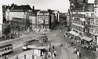 Die Bielefelder Verkehrswegespinne am Jahnplatz Mitte der 1950er Jahre. - Hans Niessen Die Bielefelder Verkehrswegespinne am Jahnplatz Mitte der 1950er Jahre. - Hans Niessen