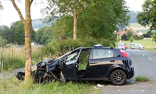 Der Pkw kollidierte bei Höxter mit dem Baum. - Polizei Höxter Der Pkw kollidierte bei Höxter mit dem Baum. - Polizei Höxter