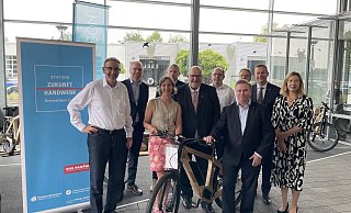 Claus Schleicher-Schnieder, Birgit Schnieder (erster und dritte v. l.) und Jochen Sudhölter (vierter v. r.) präsentieren Peter Eul (Mitte), Jens Prager (zweiter v.r.) und weiteren Gästen der Handwerkskammer sowie Tim Kähler (vorne rechts) die nachhaltigen Zweiräder. - Shannon-Lee Bendig Claus Schleicher-Schnieder, Birgit Schnieder (erster und dritte v. l.) und Jochen Sudhölter (vierter v. r.) präsentieren Peter Eul (Mitte), Jens Prager (zweiter v.r.) und weiteren Gästen der Handwerkskammer sowie Tim Kähler (vorne rechts) die nachhaltigen Zweiräder. - Shannon-Lee Bendig