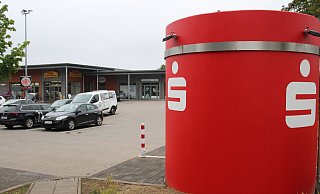 Seit Mitte vergangener Woche steht ein neuer Geldautomatenpavillon der Sparkasse Herford auf dem Netto-Parkplatz in Ostscheid. - Anastasia von Fugler Seit Mitte vergangener Woche steht ein neuer Geldautomatenpavillon der Sparkasse Herford auf dem Netto-Parkplatz in Ostscheid. - Anastasia von Fugler