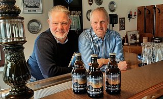 Kooperation: Brauereichef Michael Kohlschein (l.) und Ralf Gerlach von der Waldbühne in Niederelsungen. - Dieter Scholz Kooperation: Brauereichef Michael Kohlschein (l.) und Ralf Gerlach von der Waldbühne in Niederelsungen. - Dieter Scholz