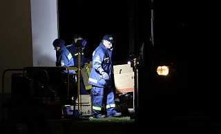 Offenbar schleppten die Einsatzkräfte kistenweise Cannabispflanzen aus dem Haus. - Alex Lehn Offenbar schleppten die Einsatzkräfte kistenweise Cannabispflanzen aus dem Haus. - Alex Lehn