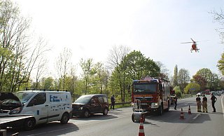 Die drei Verletzten wurden in Rettungskrankenwagen in ein Krankenhaus gebracht. Der Hubschrauber brachte den Notarzt. - Anastasia von Fugler Die drei Verletzten wurden in Rettungskrankenwagen in ein Krankenhaus gebracht. Der Hubschrauber brachte den Notarzt. - Anastasia von Fugler