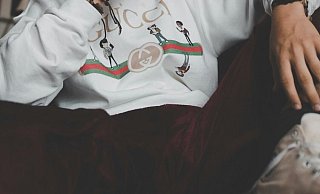 Die jungen Täter fielen mit Gucci-Trainingsanzügen auf. Wer kennt die Männer? - Symbolfoto: Unsplash / Creative Commons Die jungen Täter fielen mit Gucci-Trainingsanzügen auf. Wer kennt die Männer? - Symbolfoto: Unsplash / Creative Commons