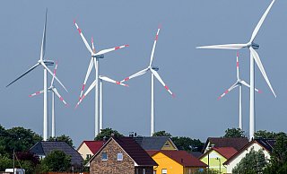Der Abstand von Windrädern zu Wohnhäusern hat in der Vergangenheit wiederholt zu Streit zwischen Bürgern und Bauherren geführt. - Patrick Pleul Der Abstand von Windrädern zu Wohnhäusern hat in der Vergangenheit wiederholt zu Streit zwischen Bürgern und Bauherren geführt. - Patrick Pleul