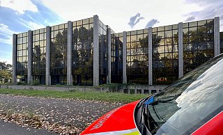 Zum zweiten Mal innerhalb von 24 Stunden rückte die Feuerwehr Paderborn am Samstagnachgmittag zum Bürenzentrum Almepark an der Riermekstraße aus. - Ralph Meyer Zum zweiten Mal innerhalb von 24 Stunden rückte die Feuerwehr Paderborn am Samstagnachgmittag zum Bürenzentrum Almepark an der Riermekstraße aus. - Ralph Meyer