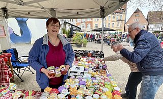Jutta Payne aus Bünde hat einen ganzen Tisch voller selbstgemachter Marmelade auf dem Gänsemarkt aufgebaut. Die ausgefallenen Sorten wie Pina Colada, Blutorange, Birne mit Pep, Juttas Frühlingstraum oder Zitrone werden gerne probiert. - Natalie Gottwald Jutta Payne aus Bünde hat einen ganzen Tisch voller selbstgemachter Marmelade auf dem Gänsemarkt aufgebaut. Die ausgefallenen Sorten wie Pina Colada, Blutorange, Birne mit Pep, Juttas Frühlingstraum oder Zitrone werden gerne probiert. - Natalie Gottwald